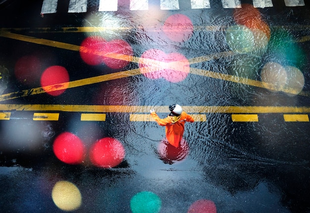 Polícia de trânsito parada na chuva