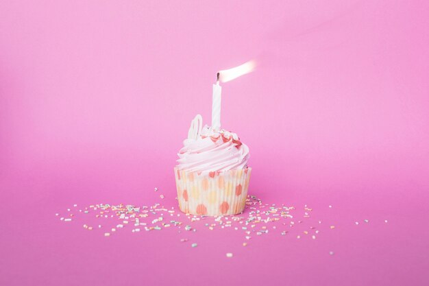 Polvilha perto de cupcake de aniversário