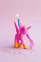 Foto grátis pônei rosa bonito com vela de aniversário