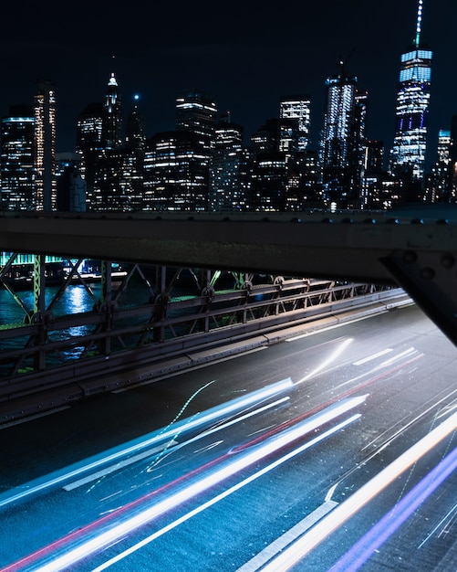 Ponte de borrão de movimento com veículos à noite