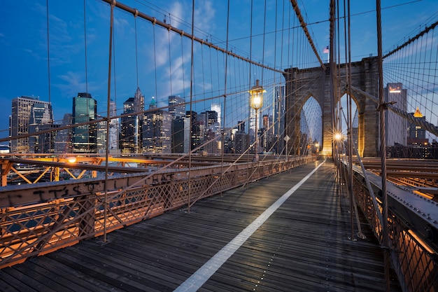 Ponte de brooklyn ao amanhecer, nova york.