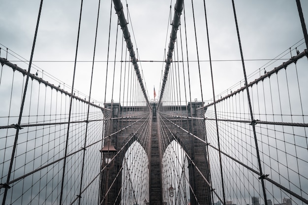 Foto grátis ponte de brooklyn vazia durante o bloqueio