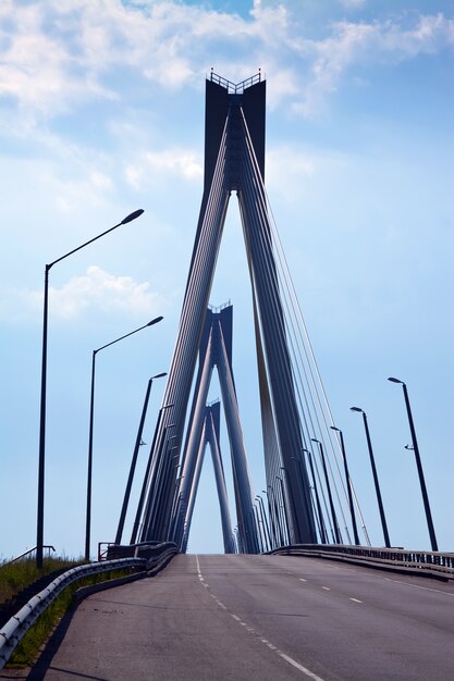 Ponte de cabo de Murom através de Oka