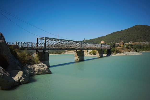 Ponte de concreto em uma baía entre colinas verdes