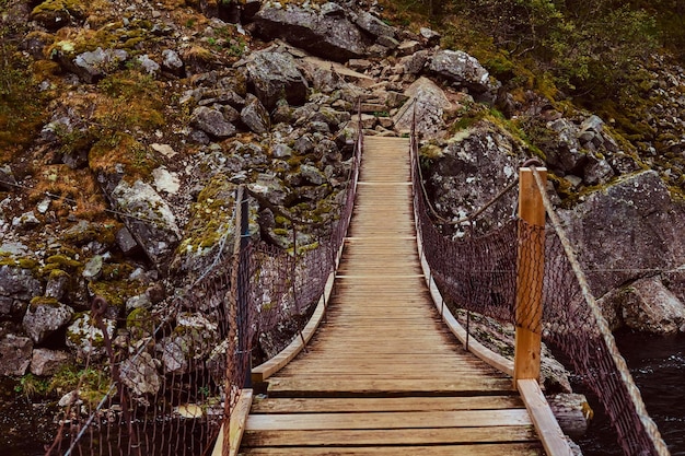 Ponte de madeira estreita nas montanhas. natureza incrível na noruega.