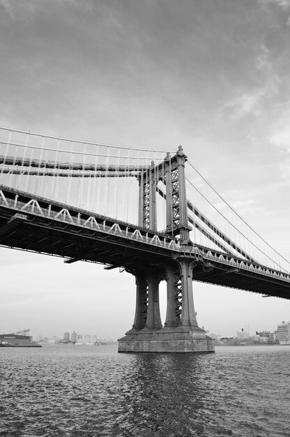 Ponte de Manhattan preto e branco