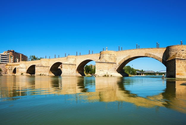 Ponte de pedra sobre o Ebro em Zaragoza