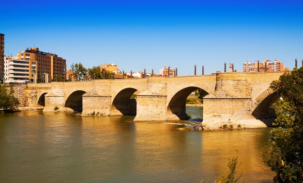 Ponte de pedra sobre o Ebro