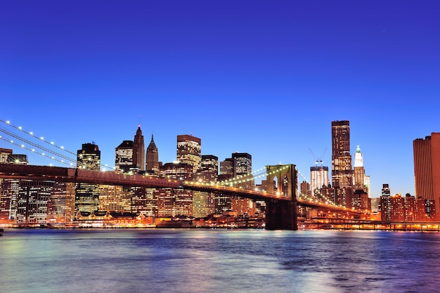 Ponte do Brooklyn com Nova York Manhattan no centro da cidade