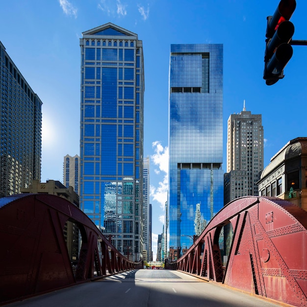 Ponte e edifício do centro de chicago, eua