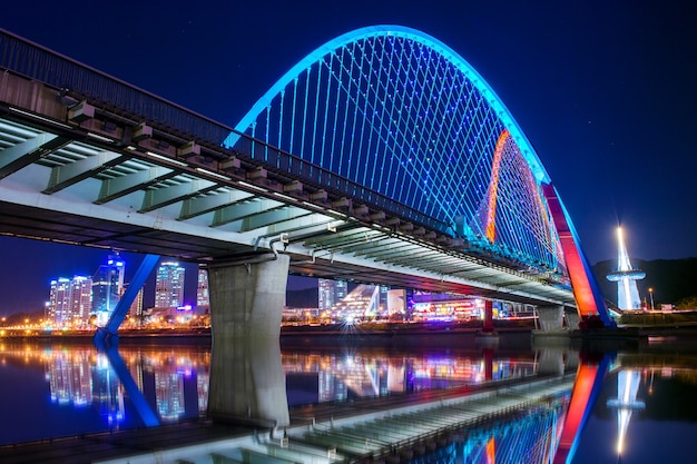 Foto grátis ponte expro à noite em daejeon, coréia