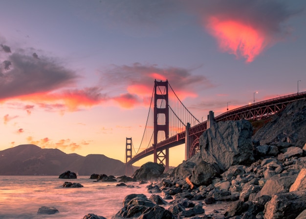 Foto grátis ponte golden gate no corpo de água perto de formações rochosas durante o pôr do sol em san francisco, califórnia