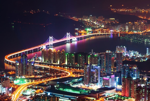 Ponte GwangAn e Haeundae à noite em Busan, Coreia
