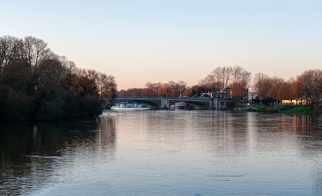 Ponte Hampton Court sobre o rio Tamisa ao entardecer