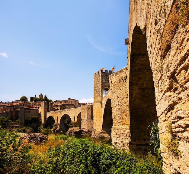 Ponte medieval com portão e cidade velha