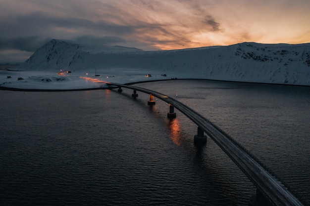 Foto grátis ponte sobre o mar no meio das montanhas