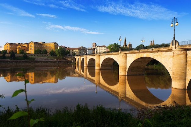 Foto grátis ponte sobre o rio ebro. logrono, espanha