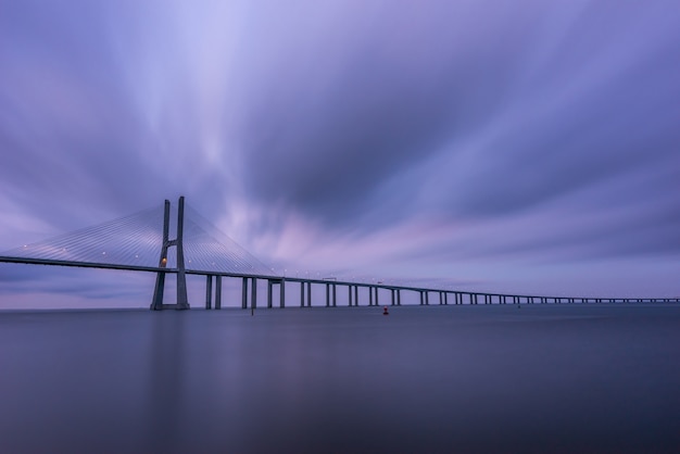 Ponte vasco da gama à noite em lisboa, portugal