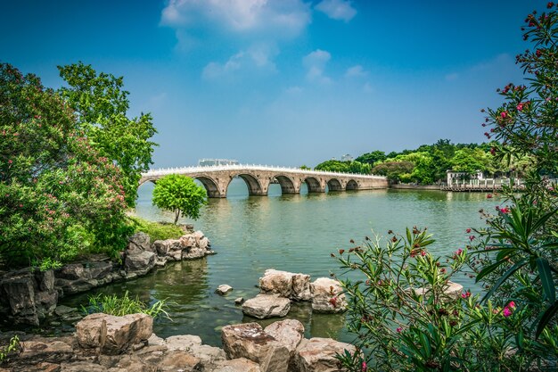Ponte velha no parque chinês