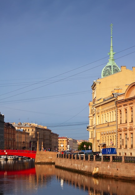 Ponte vermelha em São Petersburgo