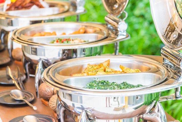 Ponto de foco seletivo em Buffet de comida no restaurante