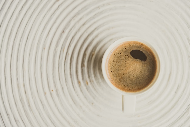 Ponto de foco seletivo no café preto em copo branco