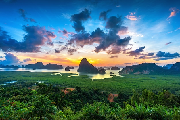 Foto grátis ponto de vista de samet nangshe ao nascer do sol em phang nga, tailândia.