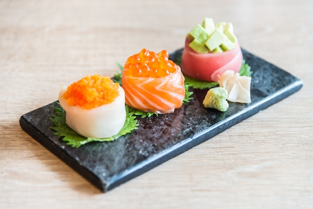 ponto do foco seletivo no rolo de sushi