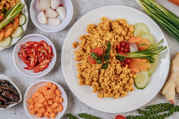 Foto grátis pop de frango frito com cebolinha e tomate.