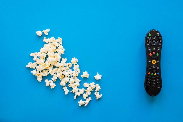 Popcorn ao lado do controle remoto
