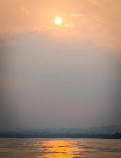 Por do sol bonito no lago (imagem processada do vintage filtrada