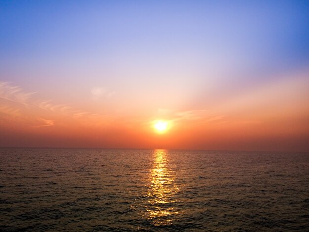 Por do sol bonito sobre o mar