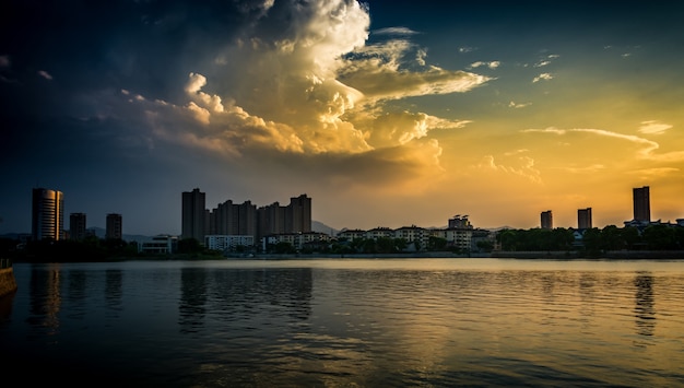 Foto grátis por do sol com cidade