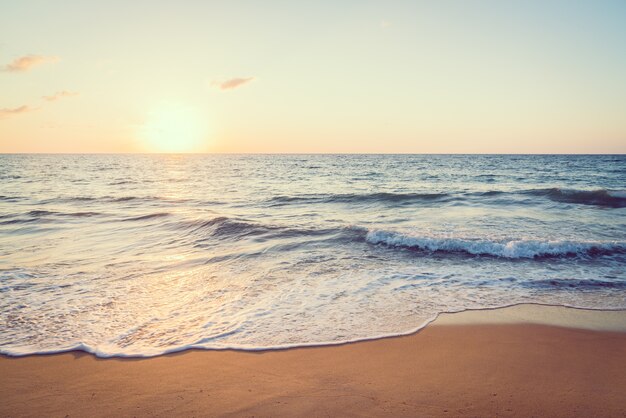 Pôr do sol com mar e praia