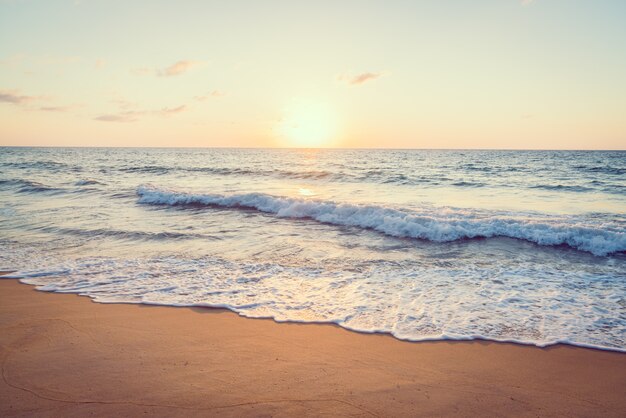 Pôr do sol com mar e praia