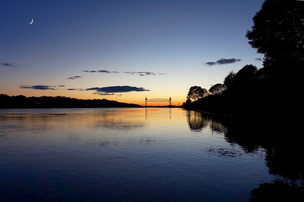 Por do sol com um fundo ponte