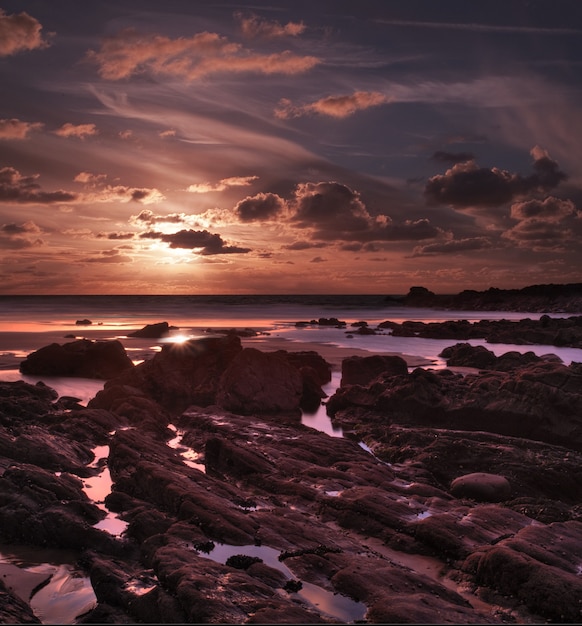 Pôr do sol de tirar o fôlego em Duckpool Bay perto de Bude, North Cornwall, Reino Unido