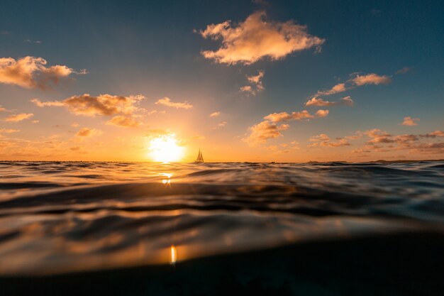 Pôr do sol de tirar o fôlego sobre o oceano na ilha de Bonaire, Caribe