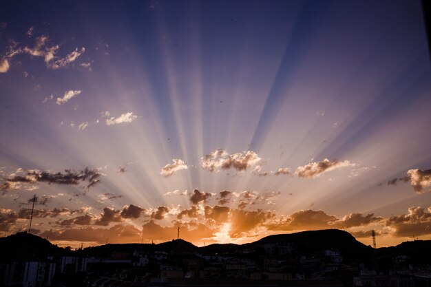 Pôr do sol deslumbrante com os últimos raios da luz solar