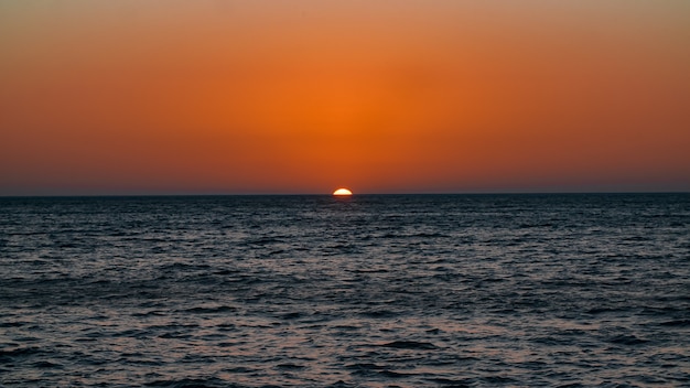 Foto grátis pôr do sol e horizonte do lago