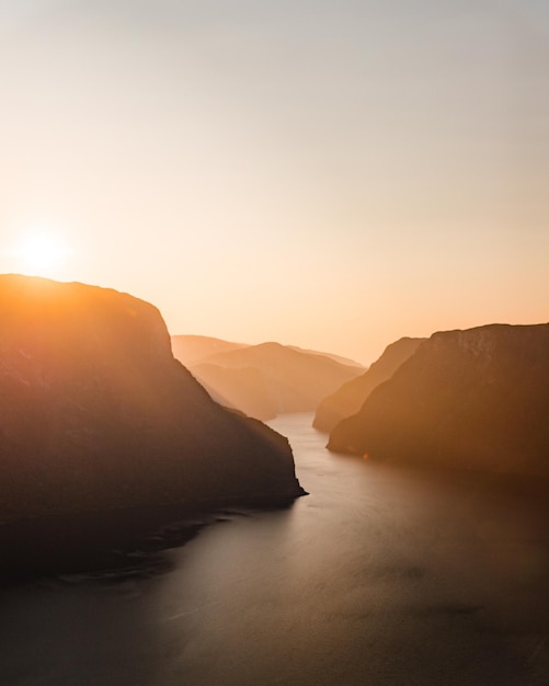 Pôr do sol em um fiorde na Noruega