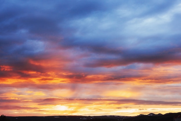 Pôr do sol fantástico nas nuvens cumulus montanhas