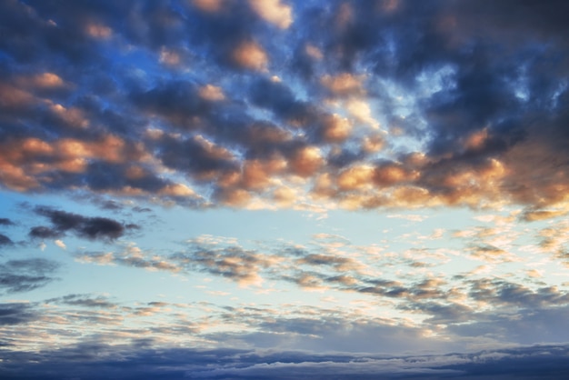 Pôr do sol fantástico nas nuvens cumulus montanhas