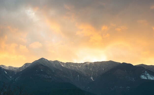 Pôr do sol na paisagem das montanhas