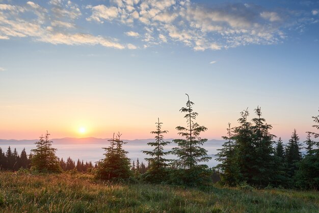 Pôr do sol na paisagem de montanhas. Céu dramático. Cárpatos da Ucrânia, Europa.