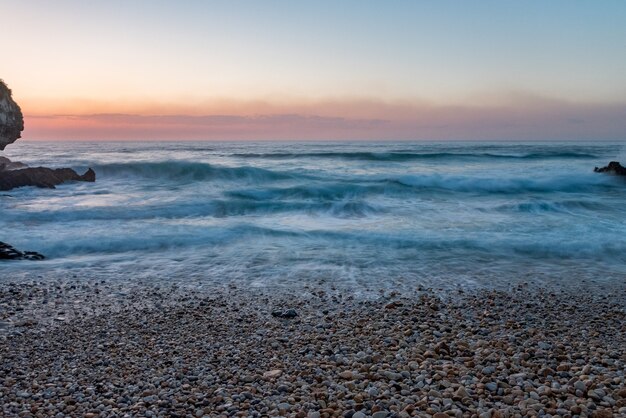 Pôr do sol na praia de Vidiago em Llanes, Astúrias, Espanha