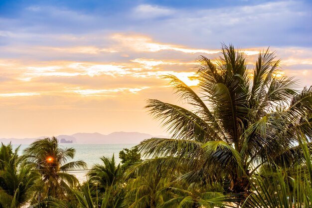 Pôr do sol na praia e mar