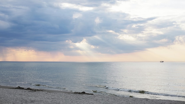 Pôr do sol na praia em Ustka, Mar Báltico, Polônia