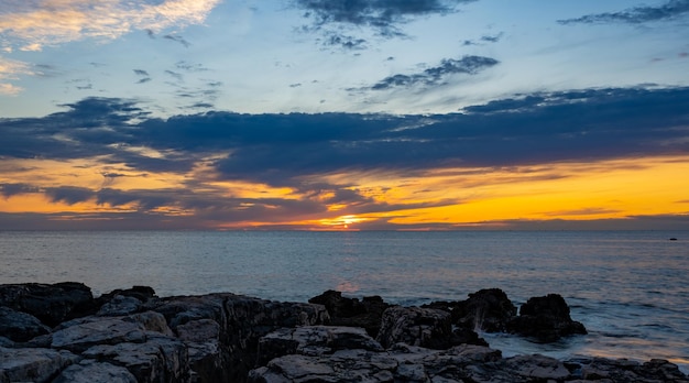 Pôr do sol na praia na Croácia