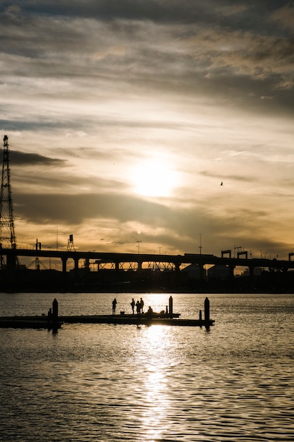 Foto grátis pôr do sol no mar e a cidade